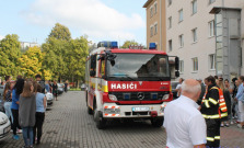 V budove Súkromného gymnázia zasahovali hasiči, evakuovať museli aj telesne postihnutých