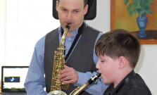 Mladý autista hrá na saxofón, získal už niekoľko prvenstiev