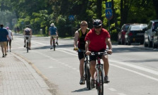 Nafúkal vodič auta a traja cyklisti