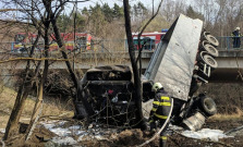 Vážna dopravná nehoda pri Raslaviciach, vodiča kamióna previezli do nemocnice