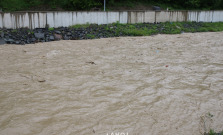 Stály dážď zvýšil hladinu rieky Topľa