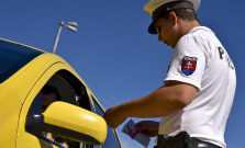 Opitý vodič opakovane s vozidlom zaútočil na policajtov