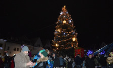Mikuláš rozsvietil vianočný stromček na námestí