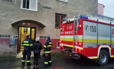 Na Nábrežnej ulici v Bardejove uniká plyn, zasahujú hasiči