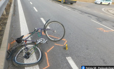 Polícia hľadá svedkov nehody zrážky auta a cyklistu