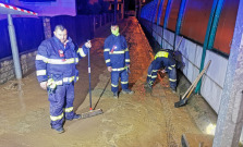 Počas nočnej prietrže mračien v Prešove pomáhali aj dobrovoľní hasiči