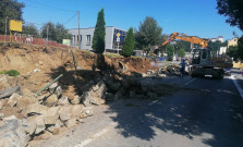 Búranie nebezpečného múru na Mlynskej ulici v Bardejove