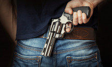 66 ročný muž sa vyhrážal so zbraňou dvom mladíkom