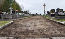 Vo Svidníku rekonštruujú chodníky na cintoríne