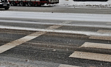 Na cestách a chodníkoch zvýšte opatrnosť, potrápi nás poľadovica