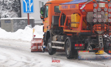 VIDEO | Poľadovicu vystriedal sneh, bardejovskí cestári sú od pondelka neustále v teréne