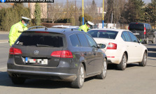 Policajti kontrolujú dodržiavanie opatrení, niektorí sú aj v civile