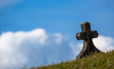 Na bardejovskom cintoríne poškodili 8 hrobov