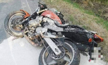 Motocyklista narazil do stromu, zraneniam na mieste podľahol