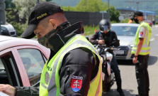 Začali intenzívne policajné kontroly na hraniciach, zavreli viaceré priechody