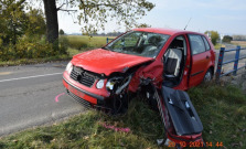 Východniar si sadol za volant opitý. Skončilo to nárazom do zábradlia