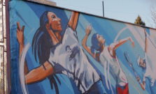 Stenu pri tenisovom kurte oživili umelecké grafity