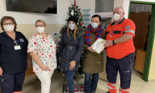 Učitelia ZŠ s MŠ Pod Vinbargom v Bardejove sa pridali k celoslovenskej akcii, napiekli vianočné dobroty pre zdravotníkov