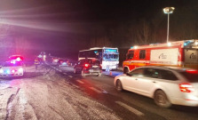 Tragická nehoda na východe. Zrážka auta s autobusom si vyžiadala ľudské životy