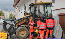 Mužovi hlina zasypala nohy, museli zasahovať hasiči