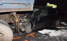 Nepozorný vodič narazil do nákladného auta, zranilo sa päť ľudí