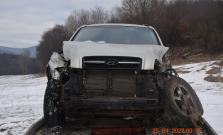 Pri dopravnej nehode na zasneženom a zamrznutom povrchu sa ťažko zranil spolujazdec