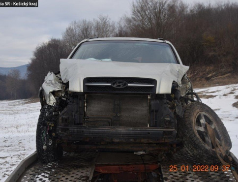Pri dopravnej nehode na zasneženom a zamrznutom povrchu sa ťažko zranil spolujazdec
