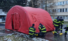 Hasiči už stavajú triážne stany pred nemocnicami