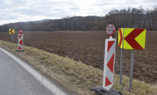 Pri motokrosovej trati v Komárove ukradol akumulátorovú skriňu. Ohrozil tak dopravné značenie