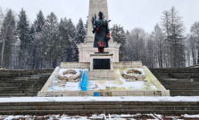 Neznámy páchateľ pomaľoval Pamätník Sovietskej armády vo Svidníku, prípad už rieši polícia