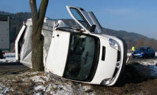 Dopravná nehoda, auto skončilo v strome