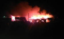 V Malcove v noci zhorelo 11 chatrčí, dnes ráno zasadal krízový štáb