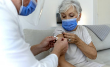 Očkovať štvrtou dávkou sa už môžu všetci záujemcovia nad 50 rokov
