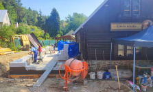 VIDEO | Na chate pri rybníku v obci Hertník prebiehajú stavebné práce