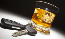Na skútri s alkoholom i zákazom činnosti vedenia vozidla