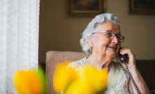 Seniori sa často stávajú obeťami podvodníkov