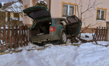 Unikajúce auto s Gruzíncami a Turkami skončilo v plote