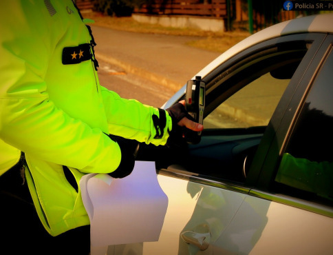 63-ročný vodič z okresu Bardejov po polnoci ničil stĺpy v Prešove, dychovú skúšku odmietol