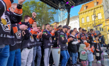VIDEO | Hokejisti HC Košice oslávili majstrovský titul spolu s najlepšími fanúšikmi
