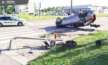 Dopravná nehoda v Košiciach! Auto zdemolovalo semafor