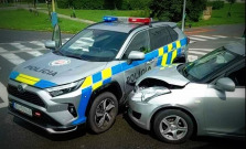 Kuriózna nehoda v Košiciach: Vodič nabúral policajné auto