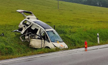 Tragická nehoda na východe po zrážke auta s autobusom