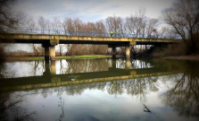 Vodiči nerešpektujú obmedzenia na moste pri Vojanoch, preto hrozí jeho úplná uzávera