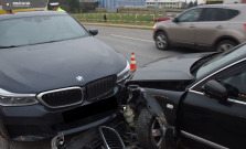 Opitý vodič nabúral do osobného vozidla aj do autobusu