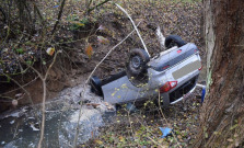 Vodička sa prevrátila s autom na strechu