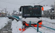 Chodkyňu, ktorá stála na chodníku zrazil autobus