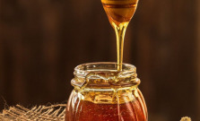 Páchateľ ukradol 350 kg zmiešaného medu