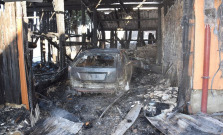 Ničivý požiar zasiahol hospodársku budovu, dom a auto