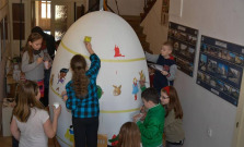 Obrie vajíčko začali zdobiť deti