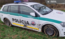 Mladík pri naháňačke vrazil do policajného auta